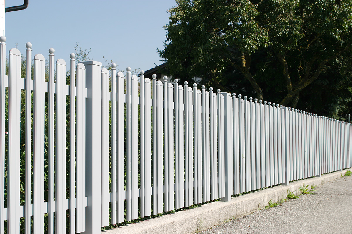 Aussergewoehnlicher Zaun aus Aluminium in Weiss