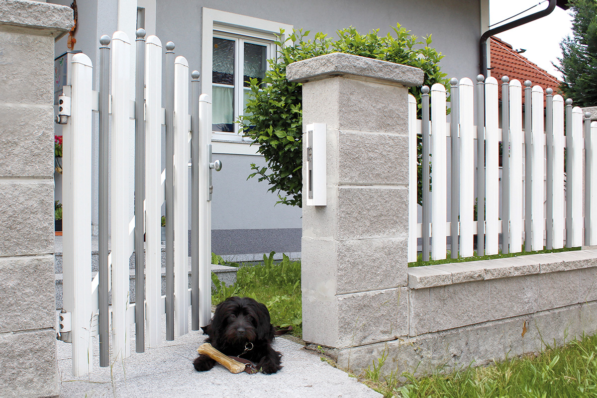Klassische Gartentuer in Weiss aus Aluminium mit Hund