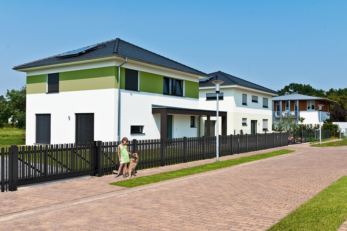 Klassischer Zaun aus Aluminium in Anthrazit mit Einfamilienhaus und Garten