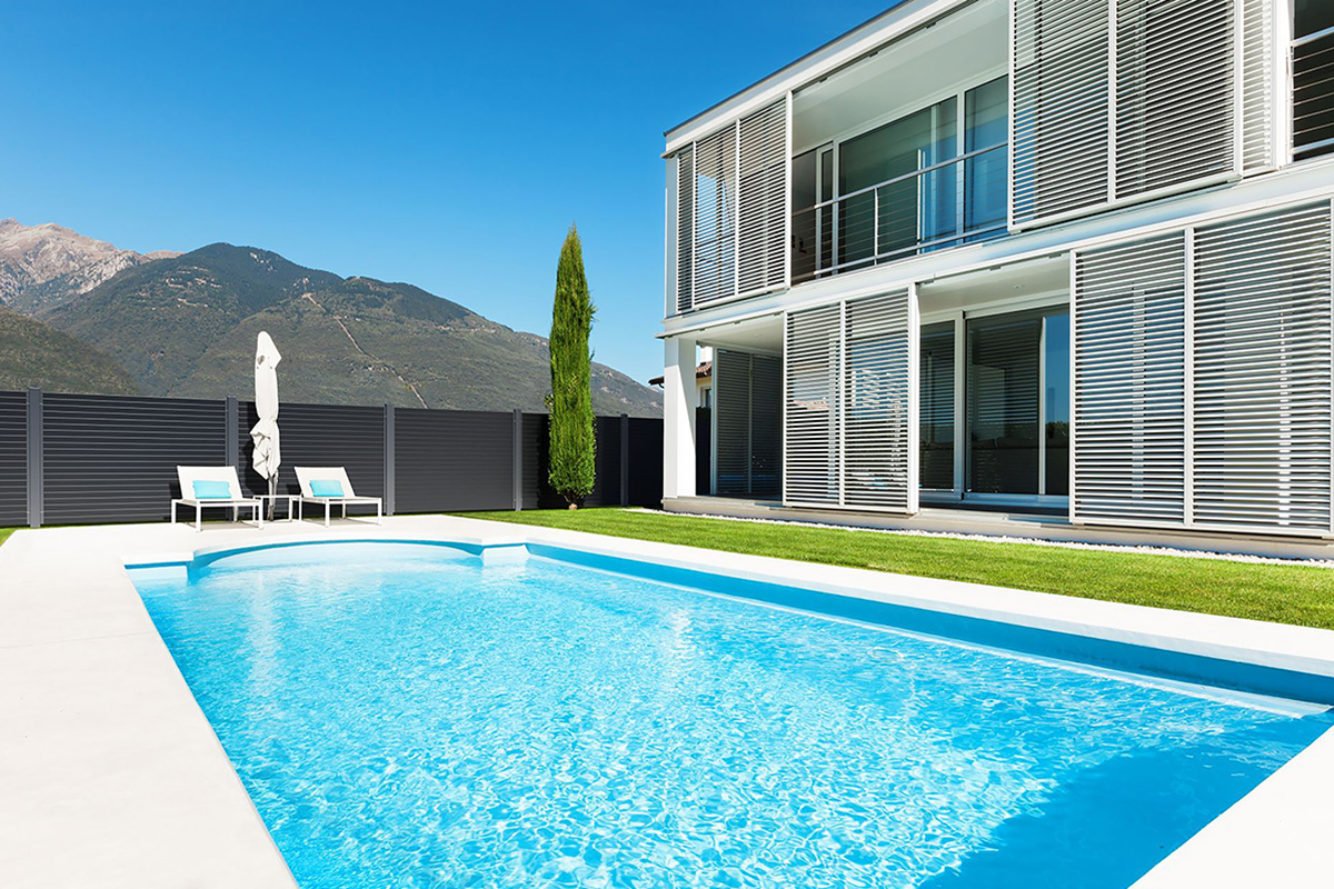 Zaunfeld mit Querlatten aus Aluminium in Anthrazit und Pool und Architektenhaus