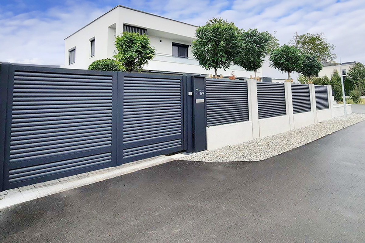 Blickdichter Aluzaun mit Briefkastensaeule aus Aluminium