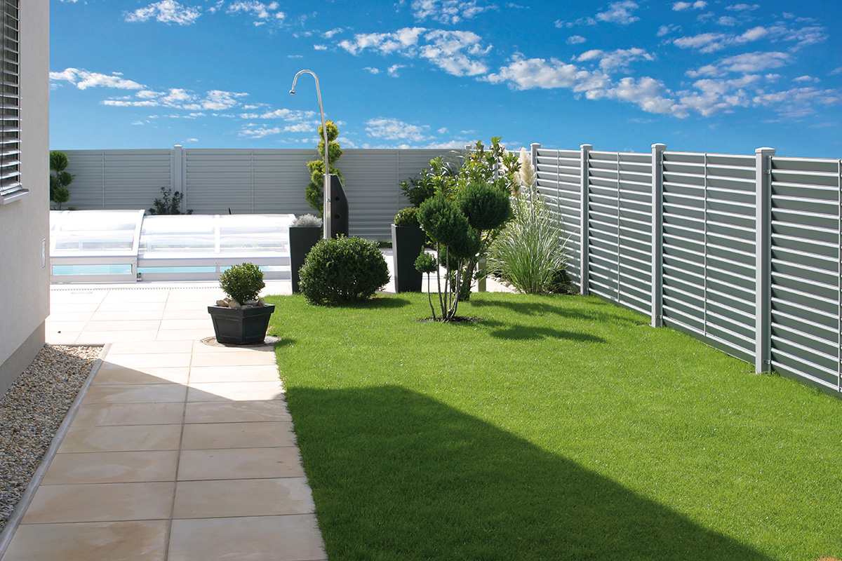 Sichtschutzzaun aus Aluminium von guardi mit Pool und Garten