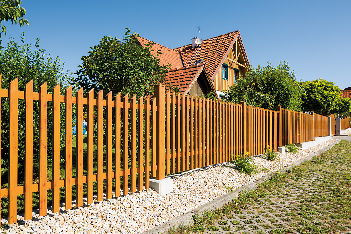 Klassischer Gartenzaun aus Aluminium mit Schraegkappen in Holz Optik