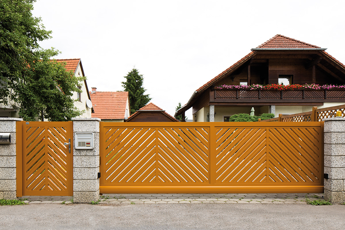 Traditioneller Zaun aus Aluminium in Holz Optik mit Gartentuer und elektrischer Schiebetuer