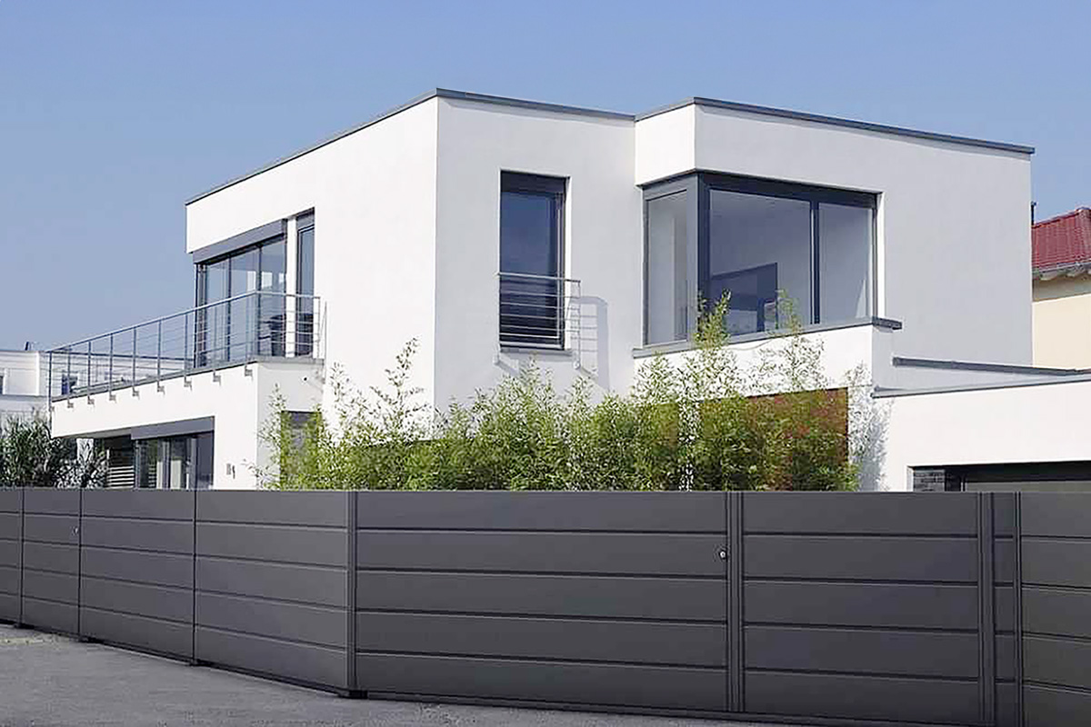 Gartenzaun mit Sichtschutz in Anthrazit bietet maximalen Sichtschutz vor modernem weissen Haus