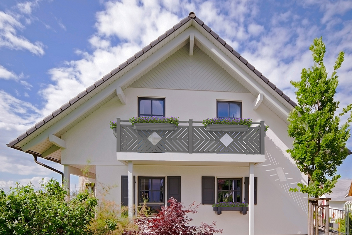 moderner Balkon für modernes Familienhaus in grauer Farbe