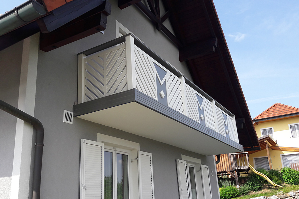 Balkongelaender von GUARDI in grau weißer Ausfuehrung passend zum Einfamilienhaus