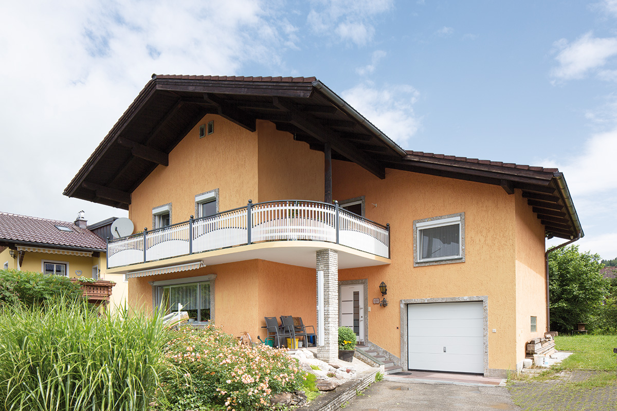 Balkon in weißer Farbe passend zum farbigem Haus