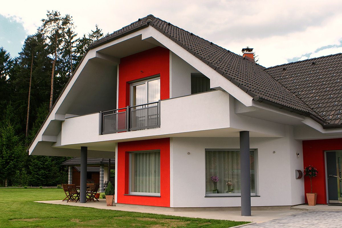 einfamilienhaus mit modernem balkon mit