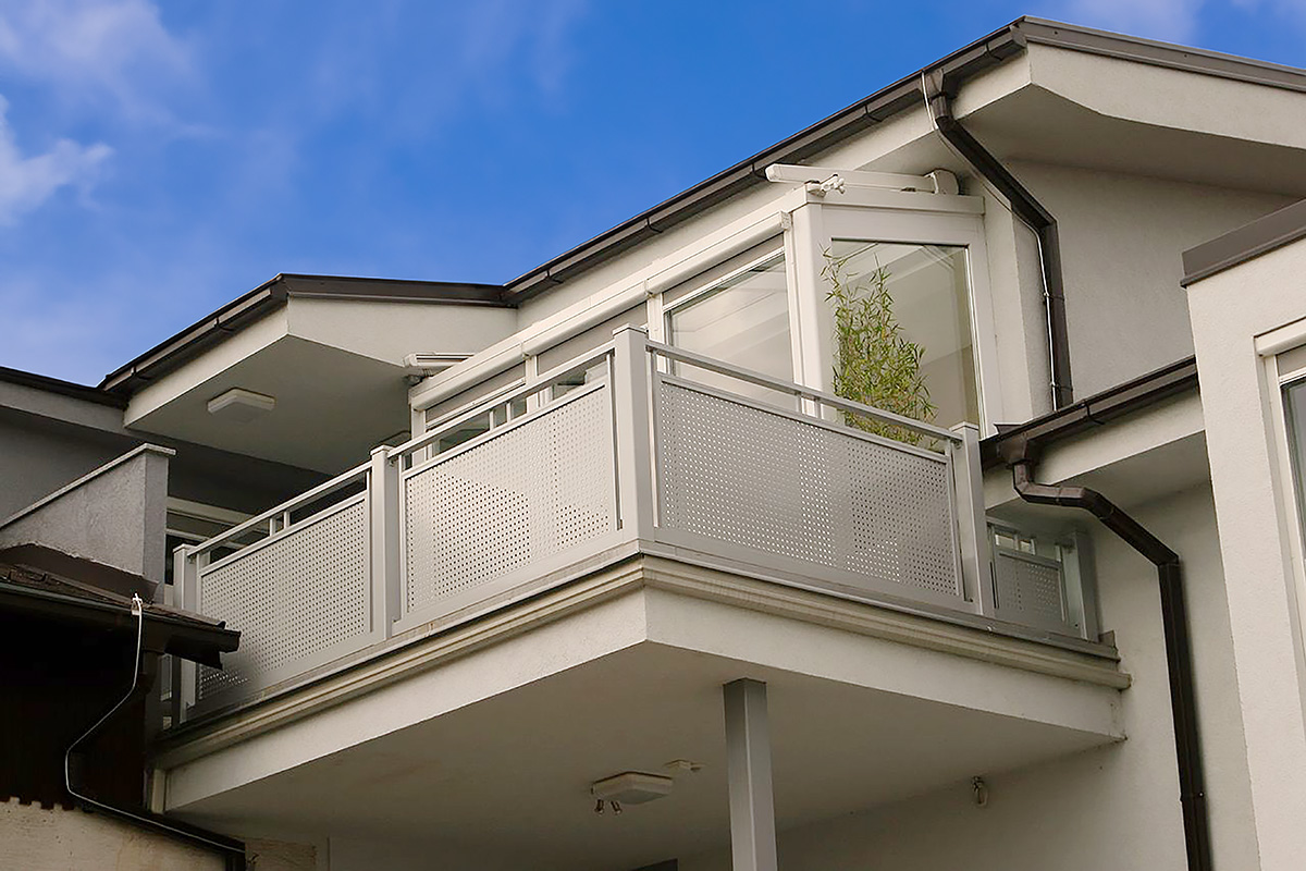 balkon mit lochblechmuster an modernem weissen haus