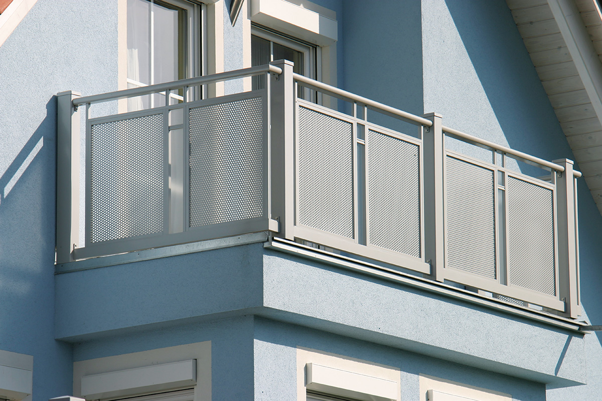 balkongelaender mit modernem muster an blauem haus