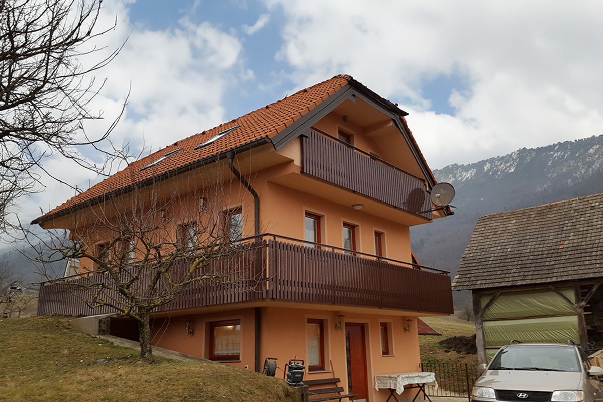 balkon vom fuehrenden hersteller an mehrfamilienhaus in braun in der natur