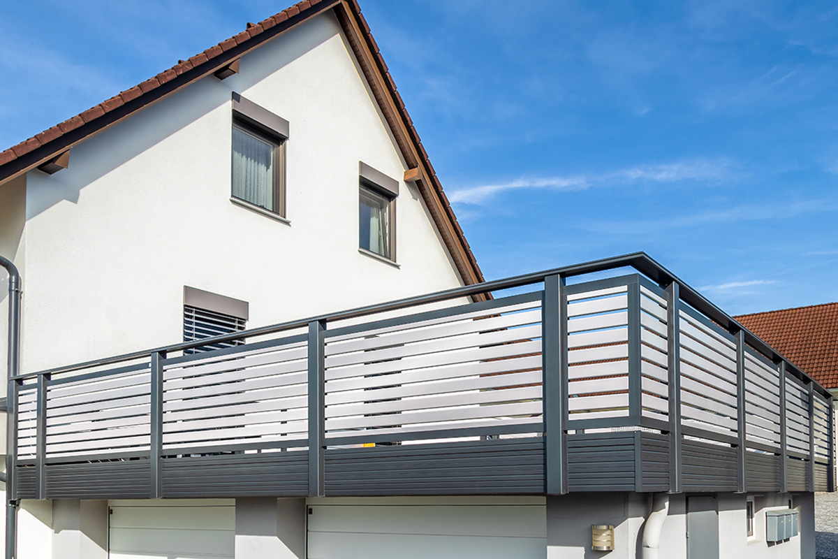 elegantes balkonmodell mit aluminiumlatten an weissem einfamilienhaus