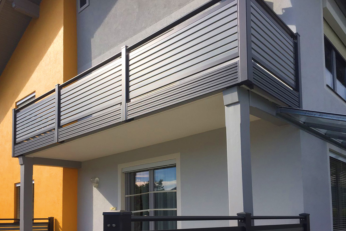 balkongelaender aus aluminium an modernem haus