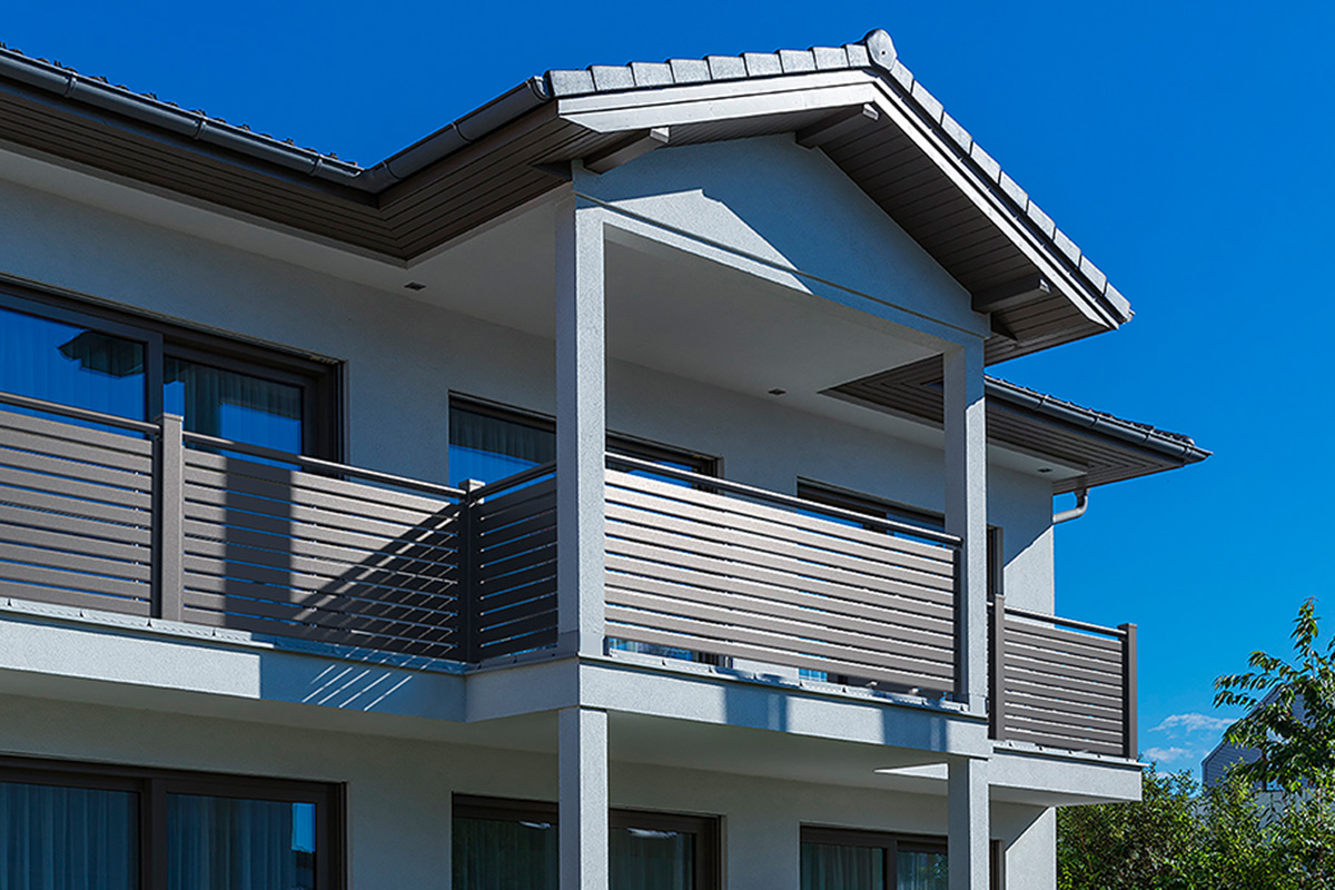 modernes haus mit passendem balkongelaender aus aluminium