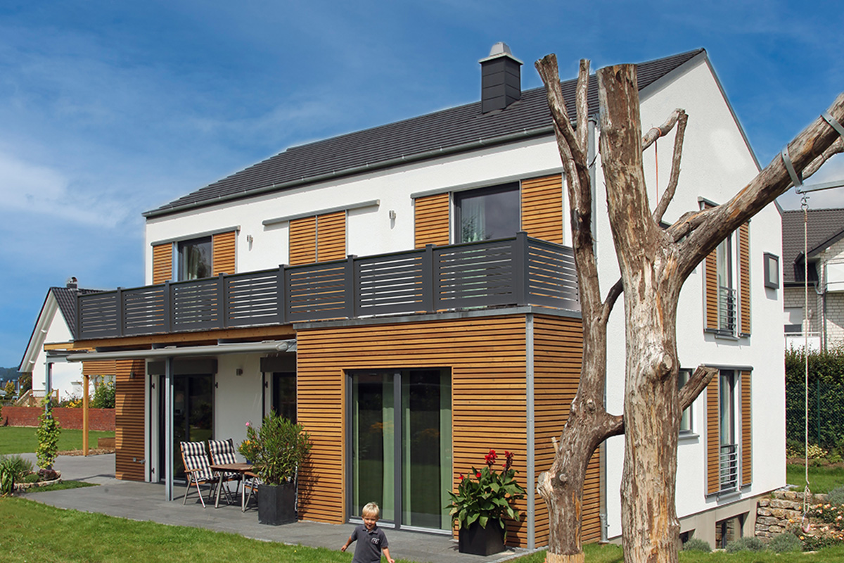 blickdichter balkon an reihenhaus in holzfarbig weissem haus