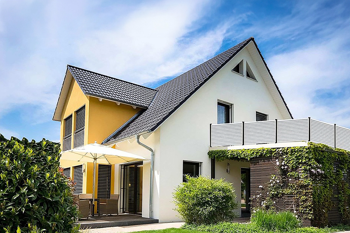 blickdichter balkon an gelb weissem reihenhaus