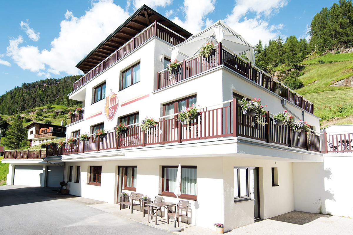 grosse haeuser in weiss am land mit balkon in braun aus alu