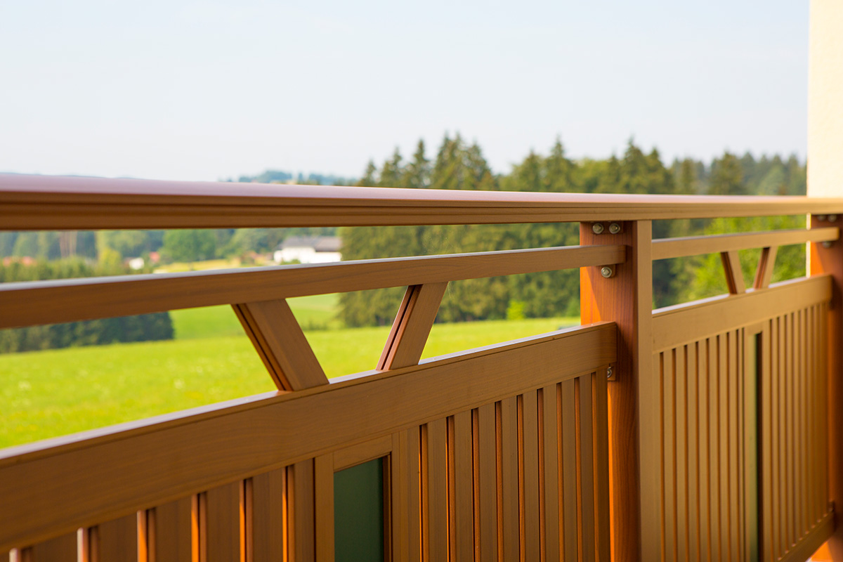 balkongelaender in holzdesign mit blick auf natur