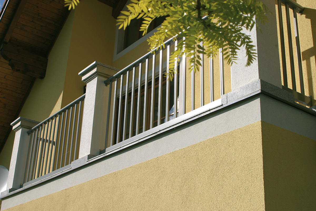 klassischer und schlichter balkon an gelben wohnhaus