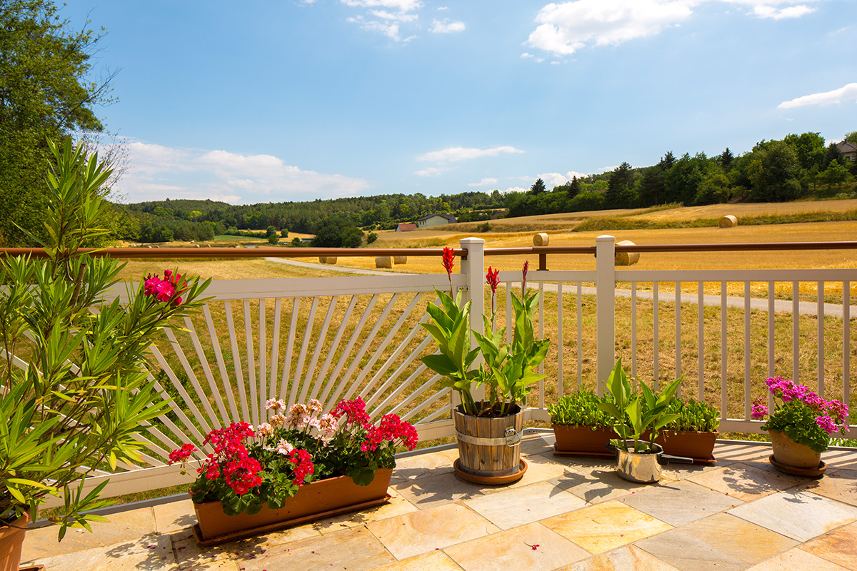 stabiler und eleganter balkon passend in jede wohnlandschaft mit viel natur