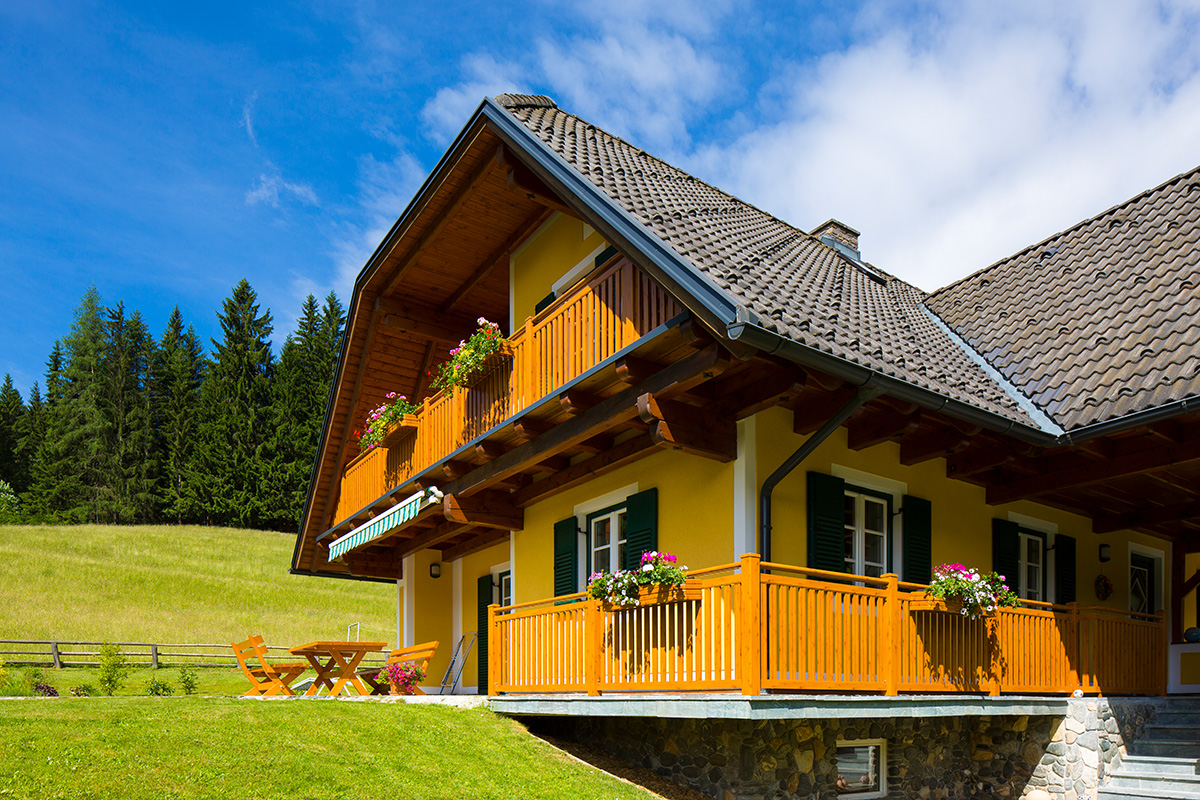 traditionelles haus mit traditionellem balkongeländer mit blumenkisten