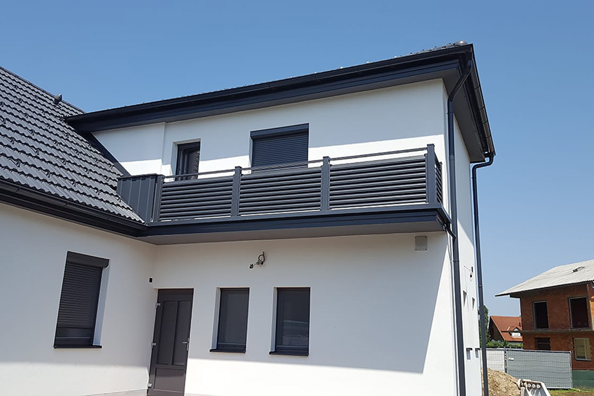einfamilienhaus mit modernem balkon in schwarz