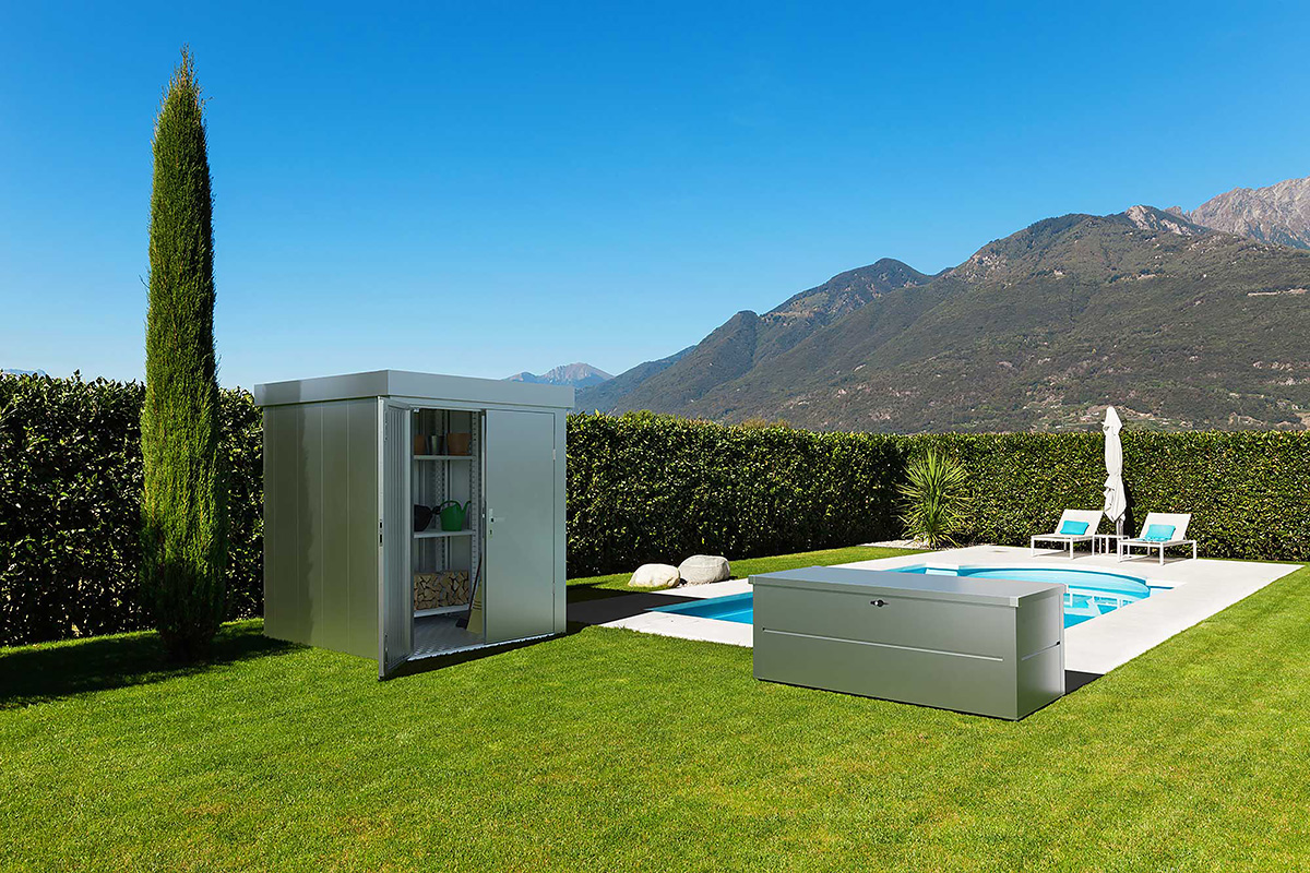moderne gartenbox ganzjaehrig im aussenbereich mit geraetehaus im gruenen garten mit pool