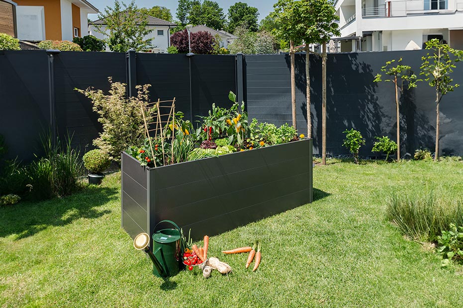 stabiles hochbeet aus metall im garten mit gemuese