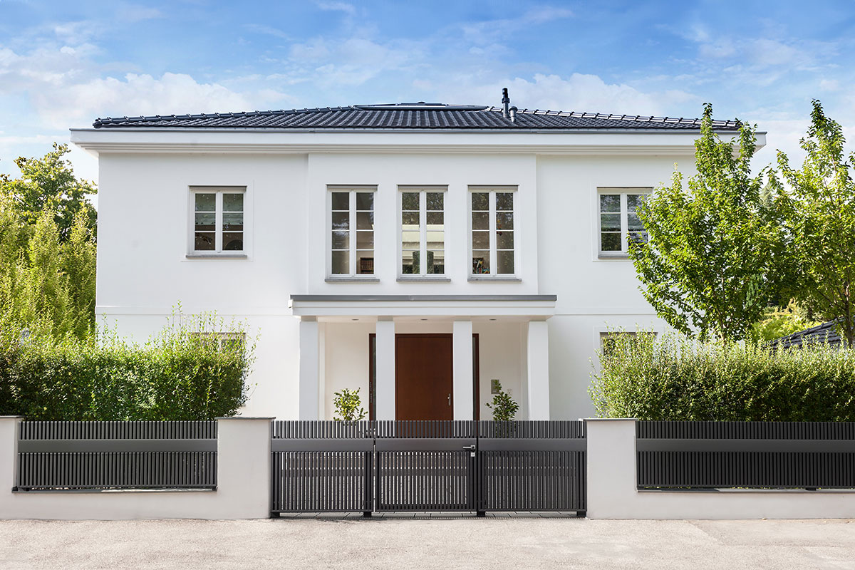 modernes weisses haus mit modernem guardi zaun und tuer