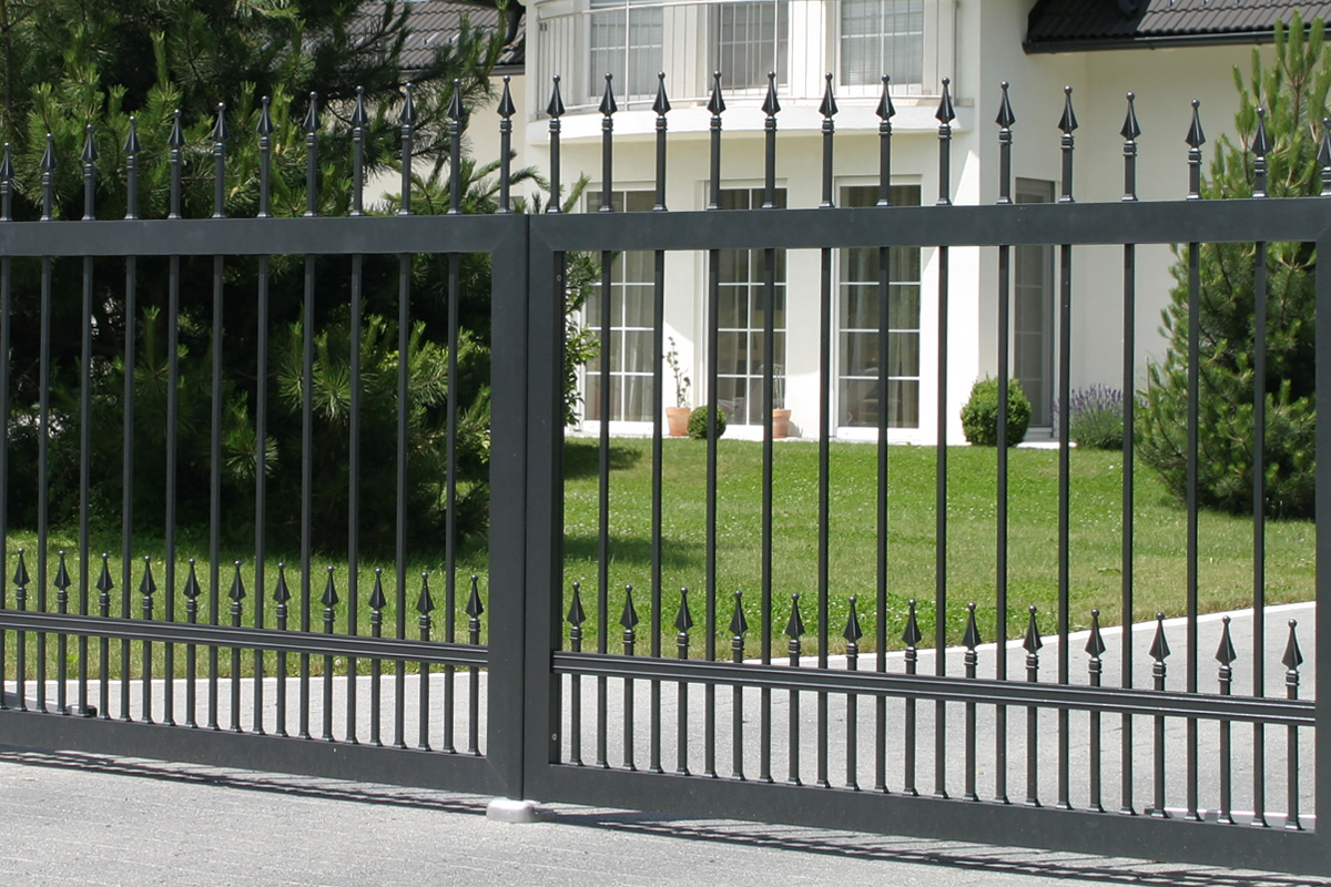 traditionelles zweifluegeltor von guardi passend zum schoenen haus in weiss und grundstueck mit garten