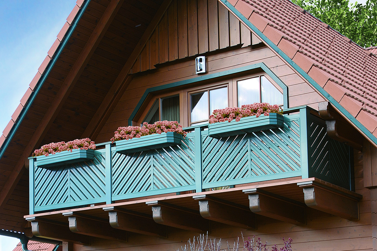 balkon nie wieder streichen in holzoptik an traditionellem haus