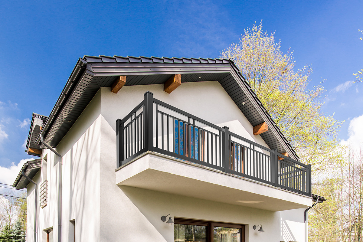 Ein Familienhaus mit modernem balkon in schwarz