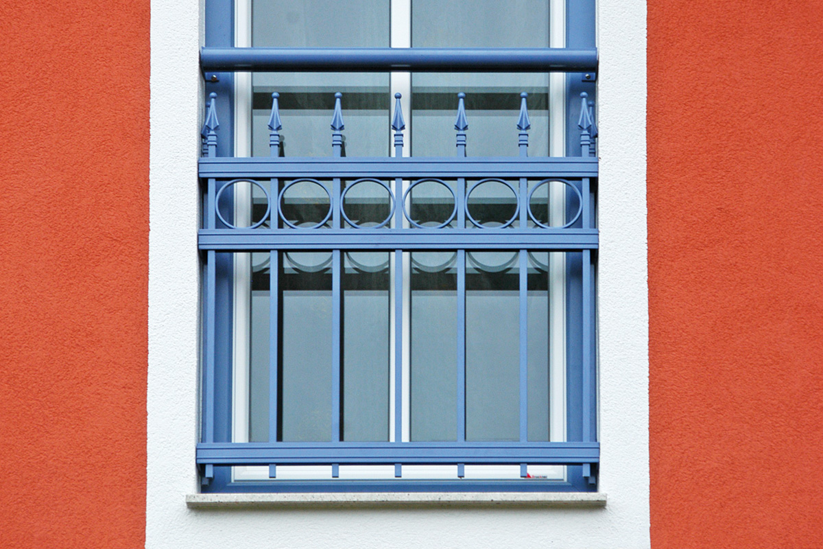 Guardi Balkon Modell Venezia in blau bei roter wandfarbe
