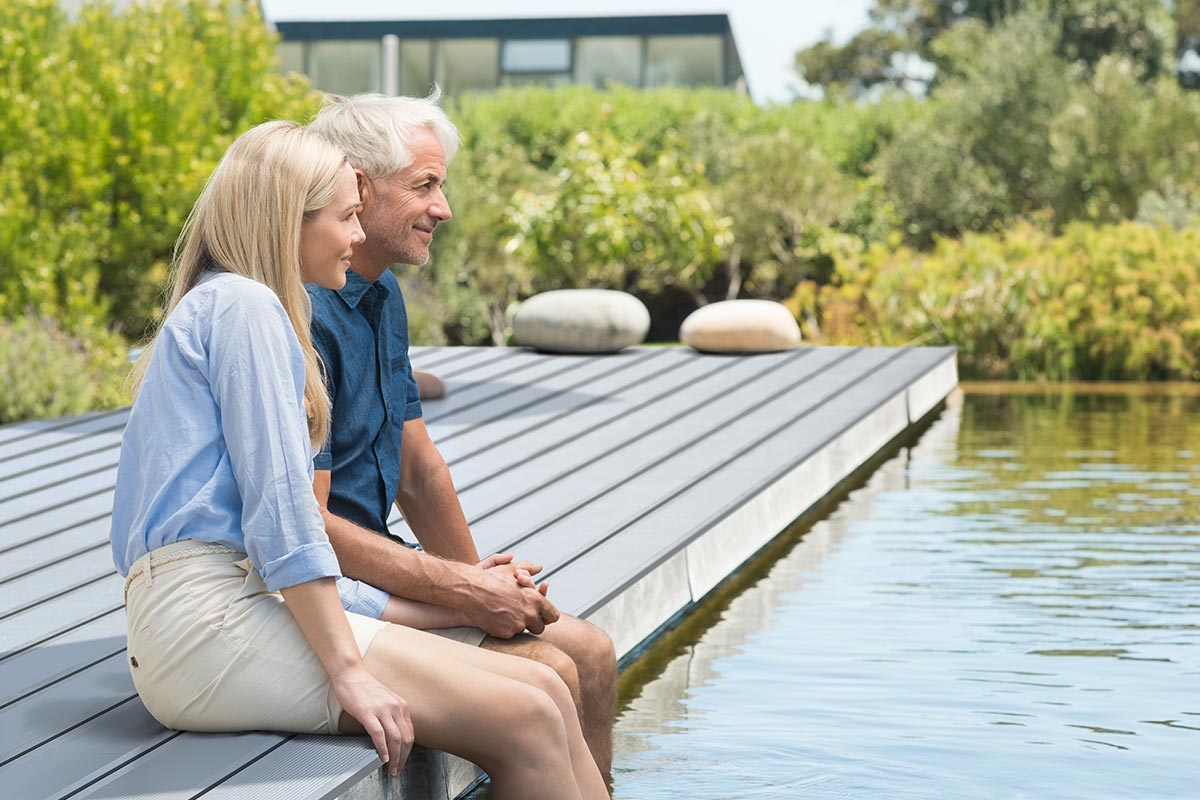 wartungsfreier terrassenboden aus aluminium fuer paare ohne sorgen