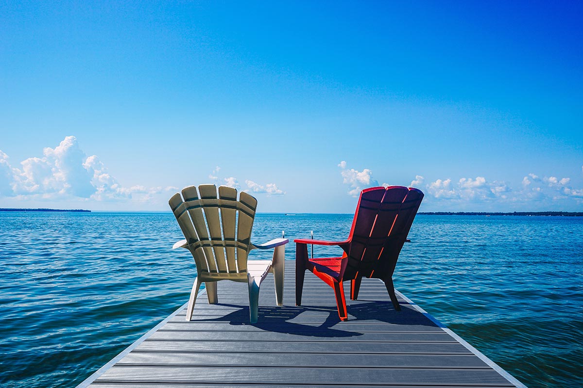 wartungsarmer terrassenboden aus aluminium in grau als steg zum see mit sitzgelegenheiten