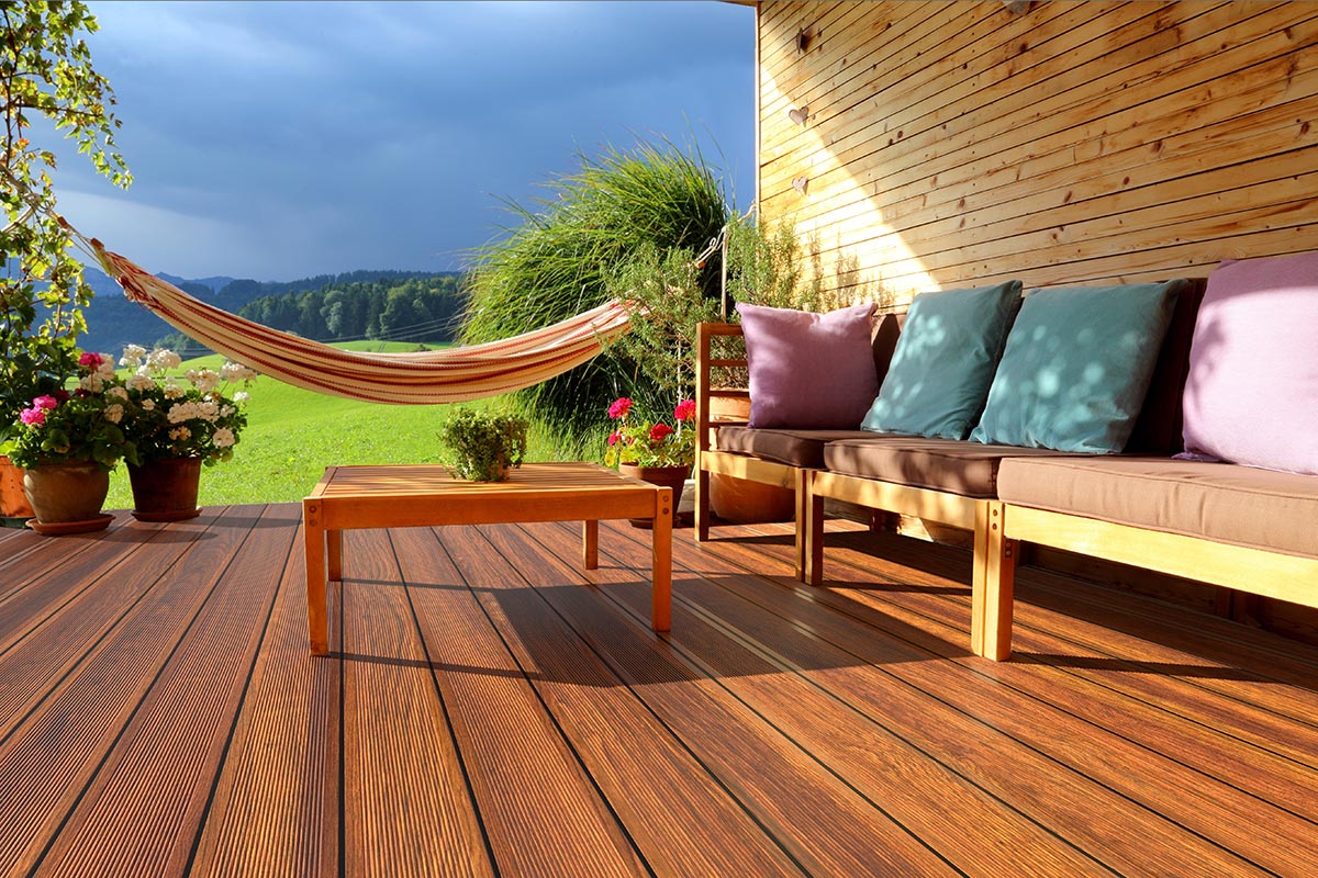 wartungsfreier terrassenboden aus aluminium in holzoptik mit ausblick