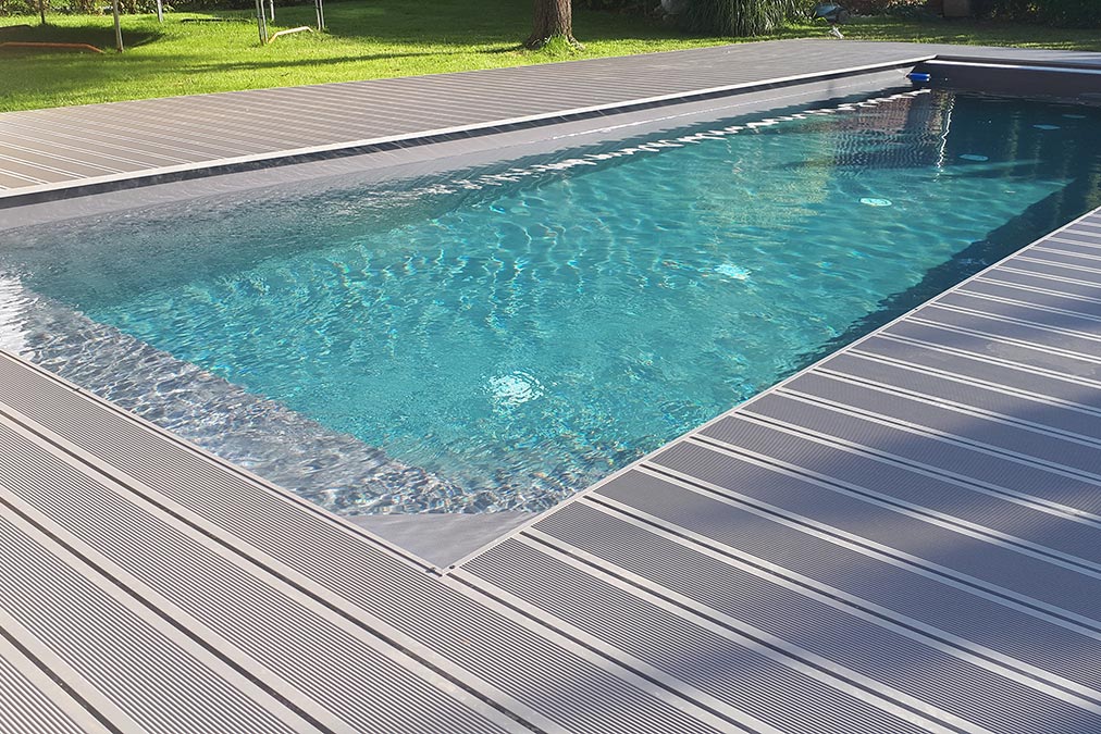 wartungsfreier terrassenboden silber perfekt fuer garten mit pool