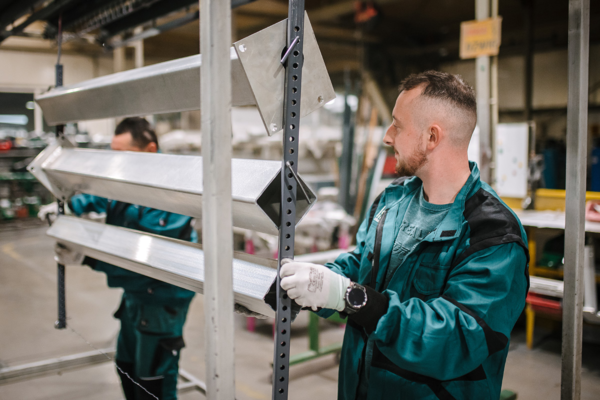 guardi mitarbeiter bei der produktion von nachhaltigem aluminium