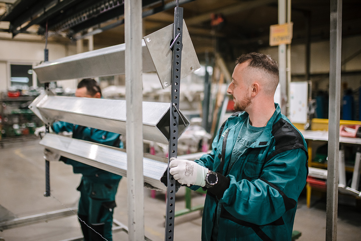 guardi mitarbeiter in der produktion mit aluminium