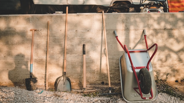 gartenarbeit im schrebergarten mit werkzeugen daten und fakten