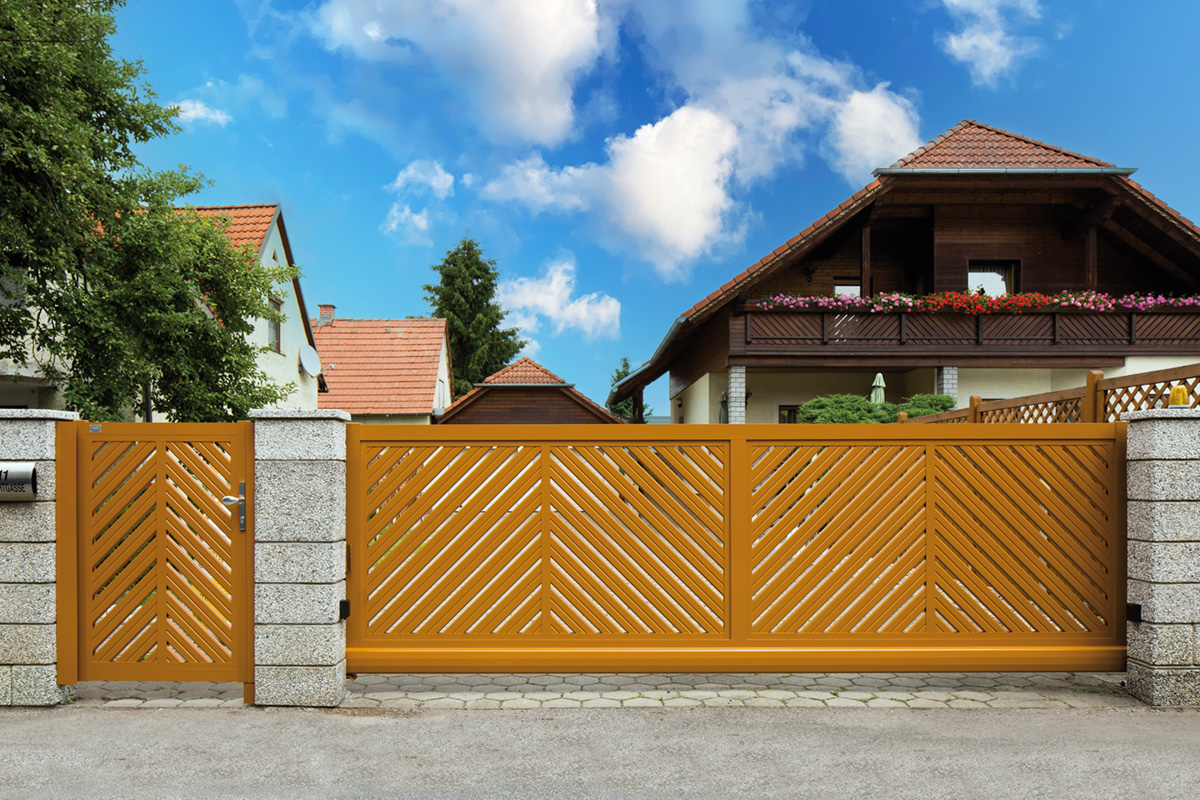 Traditioneller Zaun aus Aluminium in Holz Optik mit Gartentuer und elektrischer Schiebetuer