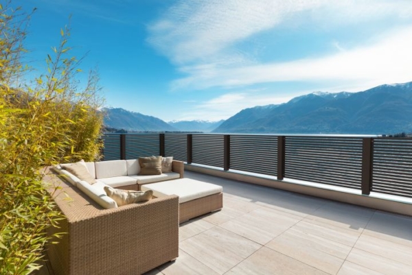 Zu sehen ist ein GUARDI Linea Balkon. Im Hintergrund ist ein schöner blauer Himmel