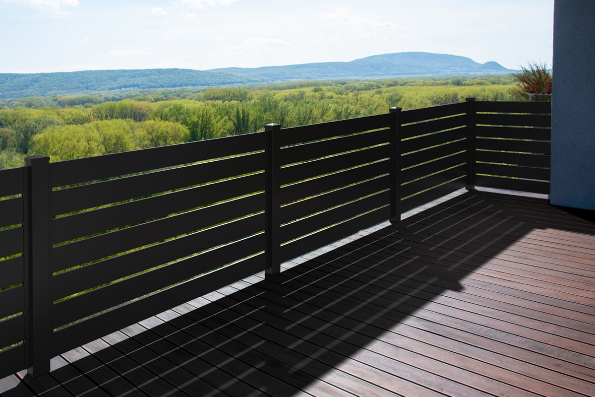 Balkongeländer Alu Guardi Gmbh Wien TRIEST - Imposanter Balkon aus Aluminium mit breiten Latten | GUARDI