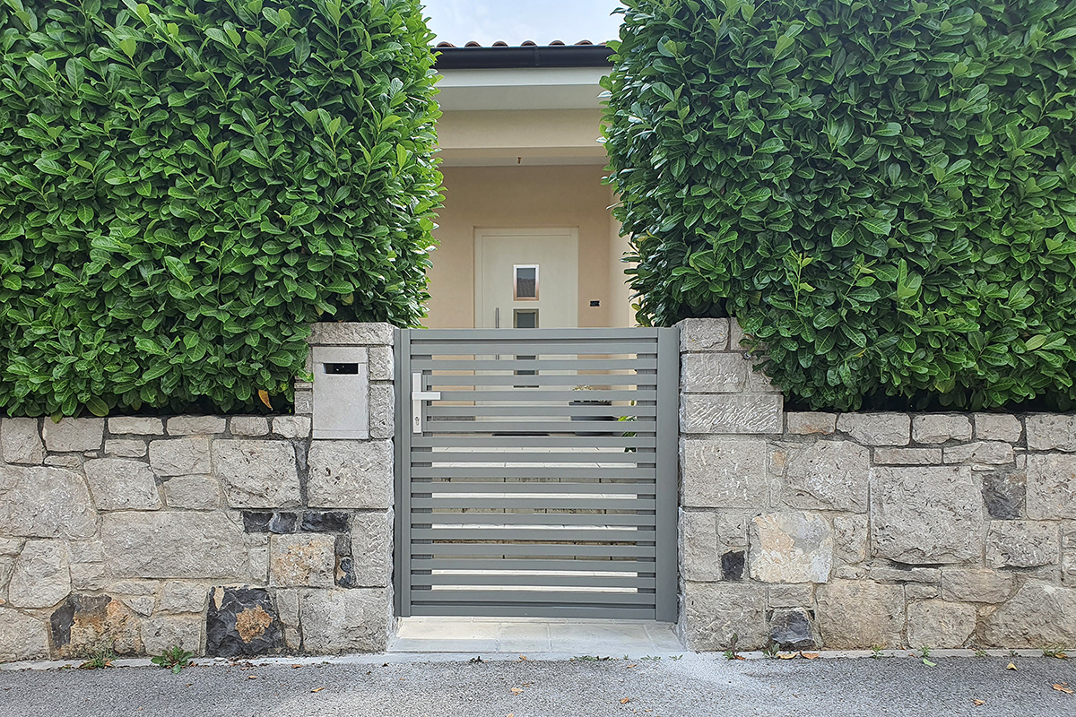 Gartentuer aus Aluminium in Silber vor Hauseingang